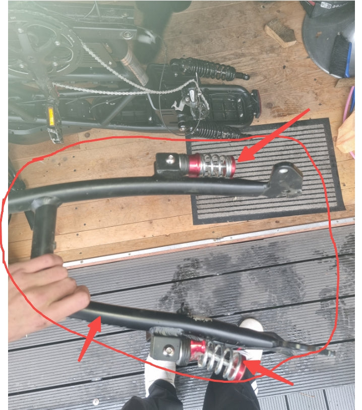 X-ブラックナイト リアロアフォークとパッセンジャーフットペグ